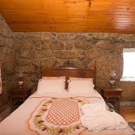 Casa De Ferias Em Paredes (Porto)